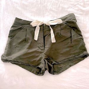 Linen dark green shorts with silk bow